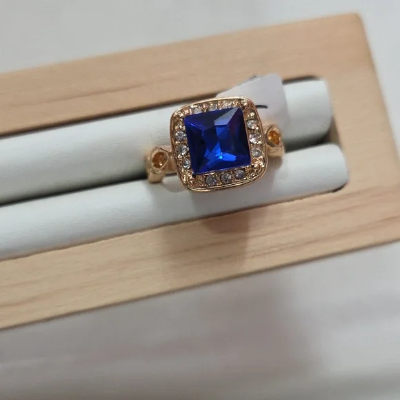 Lot of 2 Fashion Rings Gold Tone Blue & Peach Crystal Rings Rhinestones Elegant - Picture 4 of 6